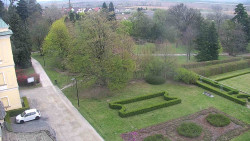 Příjezdová cesta k zámku