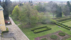 Příjezdová cesta k zámku