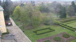 Příjezdová cesta k zámku