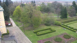 Příjezdová cesta k zámku