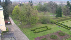 Příjezdová cesta k zámku