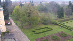 Příjezdová cesta k zámku