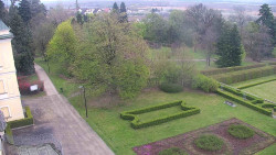 Příjezdová cesta k zámku