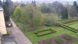 Příjezdová cesta k zámku