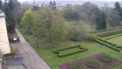 Příjezdová cesta k zámku