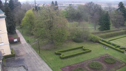 Příjezdová cesta k zámku