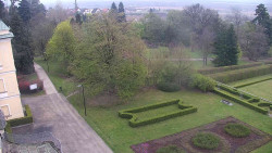 Příjezdová cesta k zámku