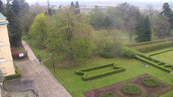 Příjezdová cesta k zámku