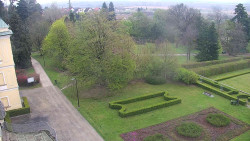 Příjezdová cesta k zámku