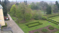 Příjezdová cesta k zámku