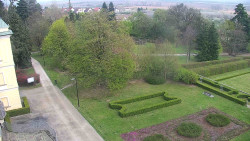 Příjezdová cesta k zámku