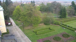 Příjezdová cesta k zámku