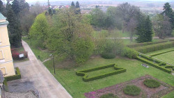 Příjezdová cesta k zámku