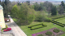 Příjezdová cesta k zámku