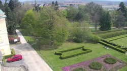 Příjezdová cesta k zámku