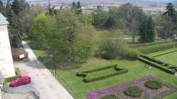 Příjezdová cesta k zámku