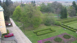 Příjezdová cesta k zámku