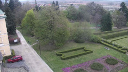 Příjezdová cesta k zámku