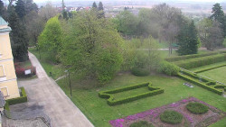 Příjezdová cesta k zámku