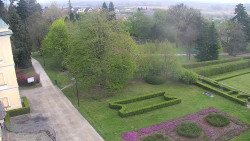 Příjezdová cesta k zámku