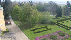 Příjezdová cesta k zámku