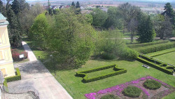 Příjezdová cesta k zámku