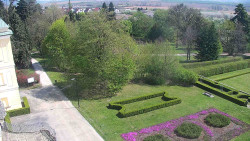 Příjezdová cesta k zámku