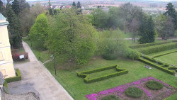 Příjezdová cesta k zámku