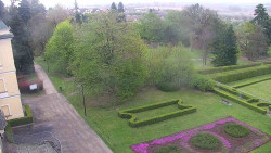 Příjezdová cesta k zámku