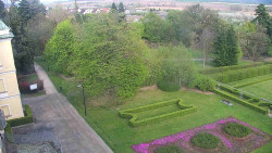 Příjezdová cesta k zámku