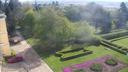 Příjezdová cesta k zámku