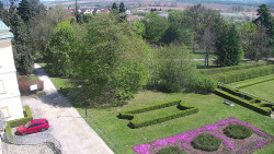 Příjezdová cesta k zámku