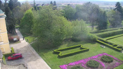 Příjezdová cesta k zámku