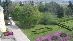 Příjezdová cesta k zámku