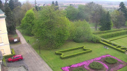 Příjezdová cesta k zámku