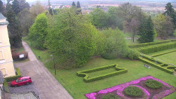 Příjezdová cesta k zámku