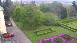 Příjezdová cesta k zámku