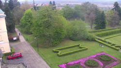 Příjezdová cesta k zámku