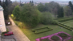 Příjezdová cesta k zámku