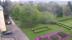 Příjezdová cesta k zámku