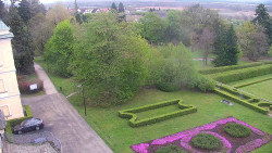 Příjezdová cesta k zámku