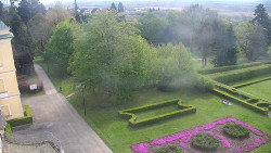 Příjezdová cesta k zámku