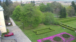 Příjezdová cesta k zámku