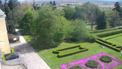 Příjezdová cesta k zámku