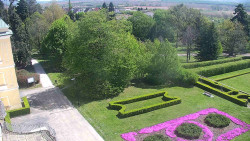 Příjezdová cesta k zámku