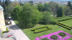 Příjezdová cesta k zámku