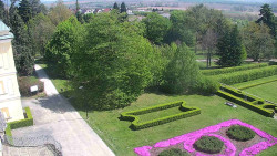 Příjezdová cesta k zámku