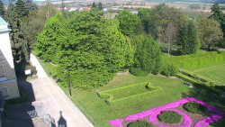 Příjezdová cesta k zámku