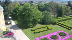 Příjezdová cesta k zámku