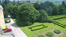 Příjezdová cesta k zámku